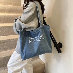 Borsa tote in denim blu scuro con stampa Less Mondays More Sundays per uso quotidiano