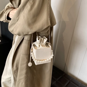 Mini sac seau blanc chic avec motif matelassé, poignée en perles et chaîne dorée
