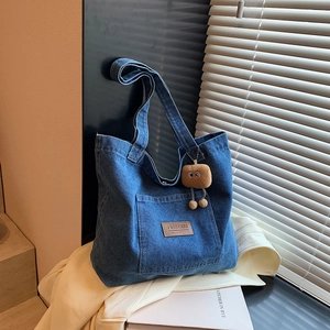 Sac Fourre-Tout En Jean Pour Femmes Grande Capacité Vintage Décontracté Sac À Main Épaule Avec Charm En Peluche Style Coréen