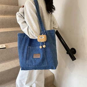 Grand sac cabas en denim bleu avec écusson en cuir et charmant porte-clés peluche