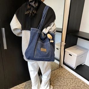 Grand sac cabas en denim bleu foncé avec étiquette en cuir et breloque cuisse de poulet