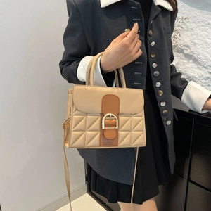 Sac à bandoulière bicolore beige et marron avec matelassage géométrique et boucle