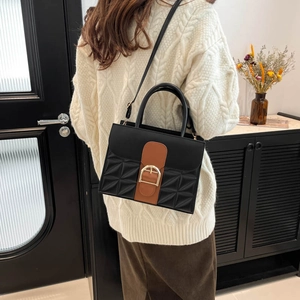 Sac à main bandoulière minimaliste noir et marron avec motif losanges et boucle en U