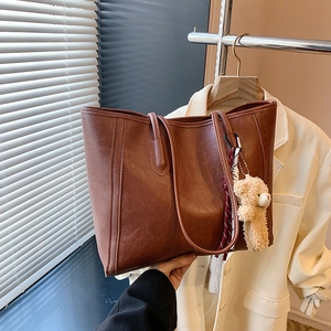 Vintage PU Leather Large Capacity Tote Bag Casual Single Shoulder Commuter Shopping Handbag With Plush Bear Pendant Women