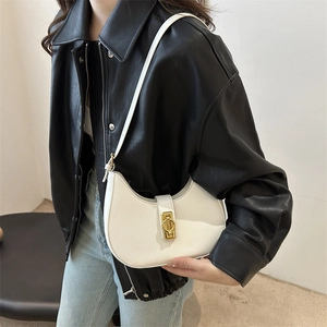 Minimalistische weiße Halbmond-Umhängetasche mit goldener Schnalle an einem Model