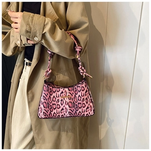 Dettaglio della borsa rosa con stampa leopardata con tracolla annodata e finiture dorate