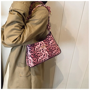 Dettaglio della borsa a spalla leopardata rosa con decorazione in metallo dorato
