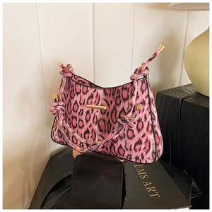 Dettaglio della borsa leopardata rosa con texture felpata e finiture dorate