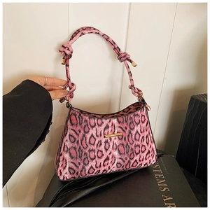 Borsa sottobraccio leopardata rosa con tracolla annodata e dettagli dorati