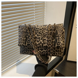 Detail der Handtasche mit Leopardenmuster, goldener Kettenriemen und rechteckiger Klappe