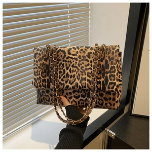 Detailansicht der Schultertasche mit Leopardenmuster und goldener Kette