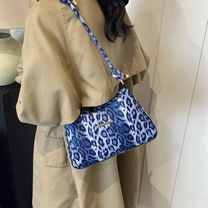 Borsa a spalla blu con stampa leopardata e finiture in metallo dorato da donna