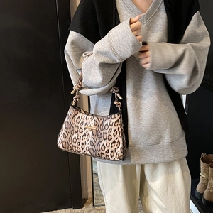 Borsa a spalla a mezzaluna con stampa leopardata, manico a nodo e dettagli in oro