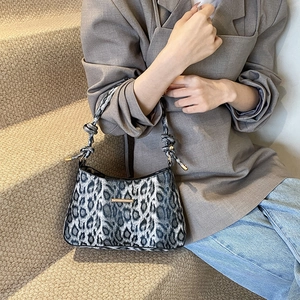 Borsa sottobraccio minimalista leopardata grigia con tracolla a nodo e dettagli dorati