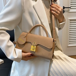 Sac bandoulière rétro kaki avec fermoir doré et étiquette mode sur fond minimaliste chic