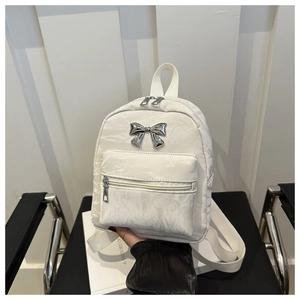 Mini sac à dos blanc avec nœud en métal argenté et texture plissée élégante
