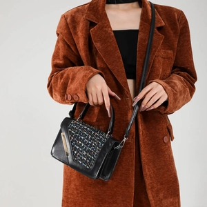 Borsa a tracolla in pelle nera con patta in tweed multicolore e dettagli in metallo dorato