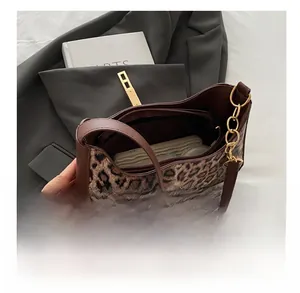 Vue intérieure du sac croissant léopard montrant la poche zippée et sa grande capacité