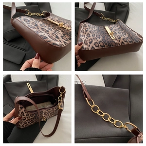 Vues détaillées du sac hobo léopard avec chaîne dorée et finitions en cuir