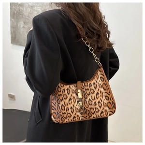 Détail du sac hobo léopard avec fermoir en métal doré et bandoulière en chaîne cuir