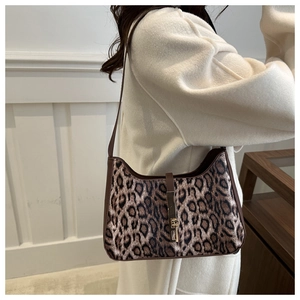 Gros plan du sac hobo léopard avec texture poulain et boucle métallique élégante