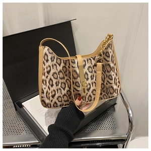 Détail du sac léopard pour femme avec chaîne dorée et fermoir métallique rectangulaire chic