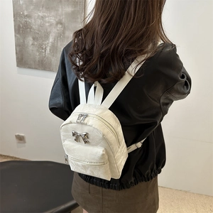 Mini sac à dos blanc pour femme avec nœud métallique argenté et bretelles en tissu