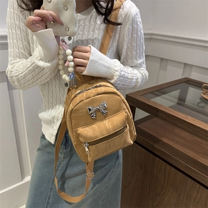 Mini sac à dos marron pour femme avec texture marbrée et nœud décoratif en métal argenté
