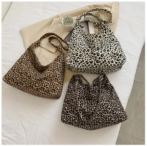 Tre borse shopping in tela con stampa leopardata in giallo, beige e marrone in stile lifestyle
