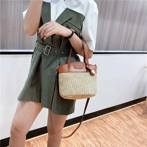 Borsa tote in paglia con finiture in ecopelle marrone e tracolla per le vacanze estive al mare