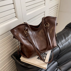 Borsa tote oversize marrone scuro in pelle cerata vintage con anelli in metallo oro