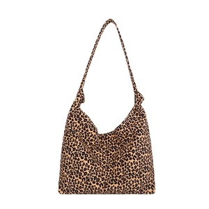 Borsa hobo classica in tela leopardata con elegante dettaglio a nodo sulla tracolla