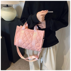 Dettaglio borsa shopper rosa trapuntata con cuciture a rombi e tracolla regolabile