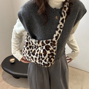 Fashionable leopard print faux fur shoulder bag for women with soft plush texture