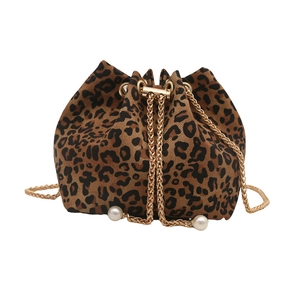 Bolso saco con estampado de leopardo, cadena dorada y elegantes perlas sobre fondo blanco