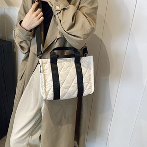 Elegante borsa tote trapuntata bianca con spalline nere a contrasto per pendolari e tempo libero