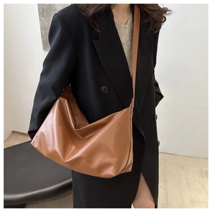 Détail d'un grand sac cabas vintage marron montrant sa capacité et sa texture en cuir