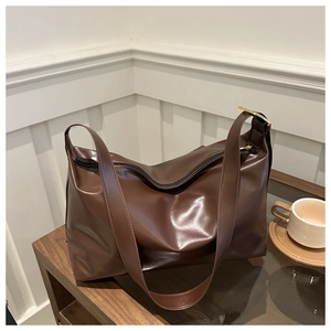 Grand sac fourre-tout marron foncé en cuir PU brillant avec larges bandoulières
