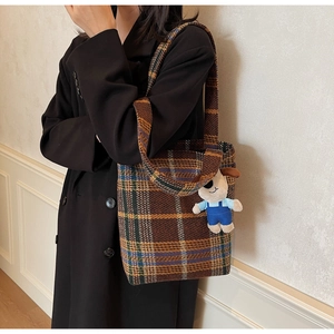 Retro-Karo-Tote-Tasche mit Plüschwelpen-Anhänger für den täglichen Freizeitlook