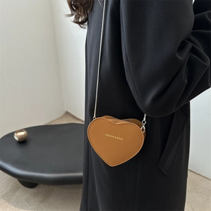 Sac bandoulière marron en forme de cœur avec chaîne argentée et similicuir