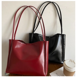 Minimalist leather tote bags in burgundy and black colors for daily commuting use