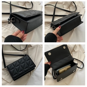 Vue en quatre volets d'un sac bandoulière matelassé noir avec motif de losanges et aimant