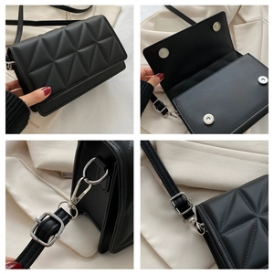 Détails du sac bandoulière noir matelassé avec fermoir magnétique et attaches