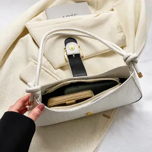 Vue détaillée du sac porté épaule blanc motif croco montrant la capacité intérieure du sac