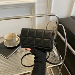 Sac à épaule noir matelassé géométrique chic avec gaufrage triangulaire et bandoulière en cuir