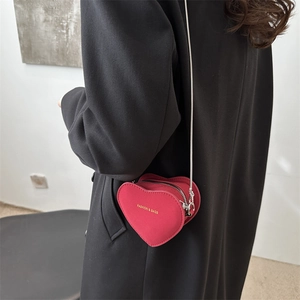 Sac bandoulière minimaliste rouge en forme de cœur en daim avec chaîne argentée