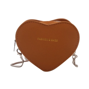 Sac bandoulière minimaliste en forme de cœur marron caramel avec bandoulière chaîne