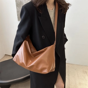 Grand sac fourre-tout marron en similicuir mat pour femme avec bandoulière large