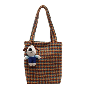 Klassische Shopper-Tasche mit Hahnentrittmuster und niedlichem Hundeplüsch-Anhänger