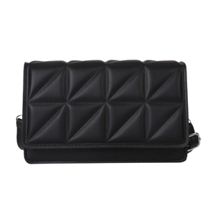 Sac à bandoulière matelassé noir élégant avec motifs géométriques et boucle métallique